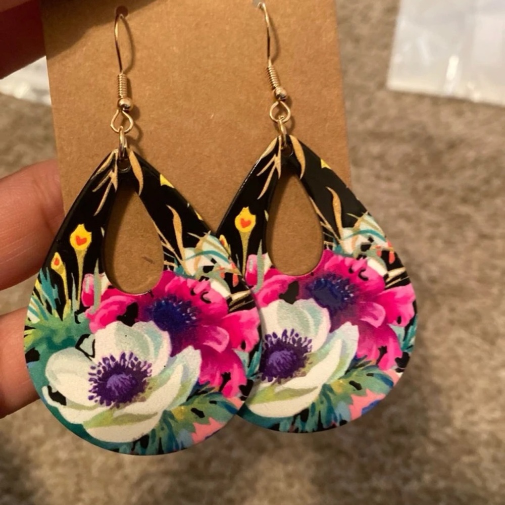 New Artisan Handmade Tropical Paradise Hand Painted Hawaii Floral Gold Earrings - Picture 10 of 16